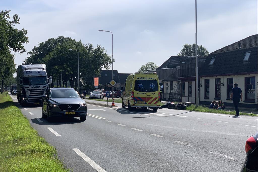 Motorrijder gewond bij verkeersongeval met bestelbus