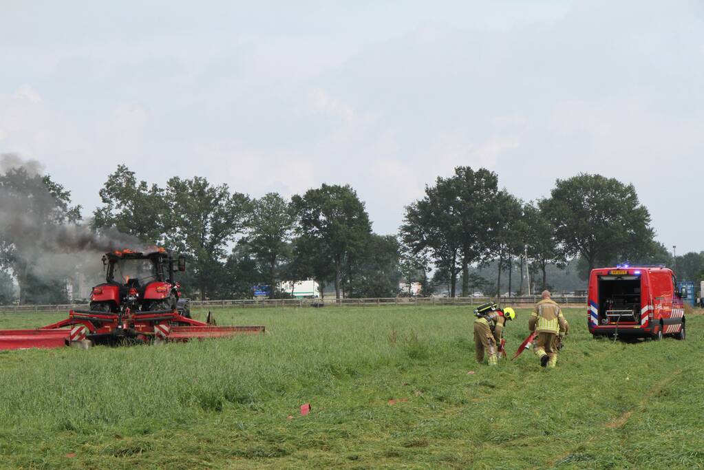 Tractor vliegt in brand tijdens maaiwerkzaamheden