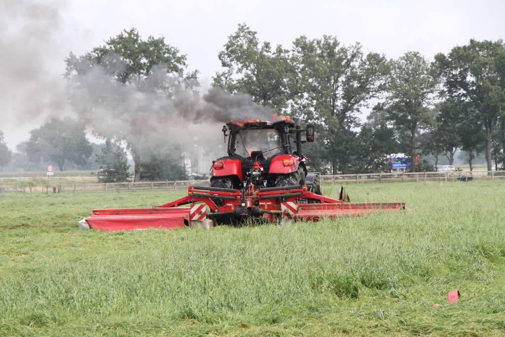 Tractor vliegt in brand tijdens maaiwerkzaamheden