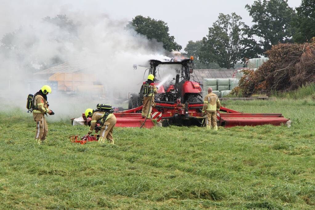 Tractor vliegt in brand tijdens maaiwerkzaamheden