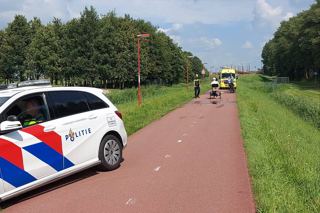Vrouw rijdt met fiets sloot in