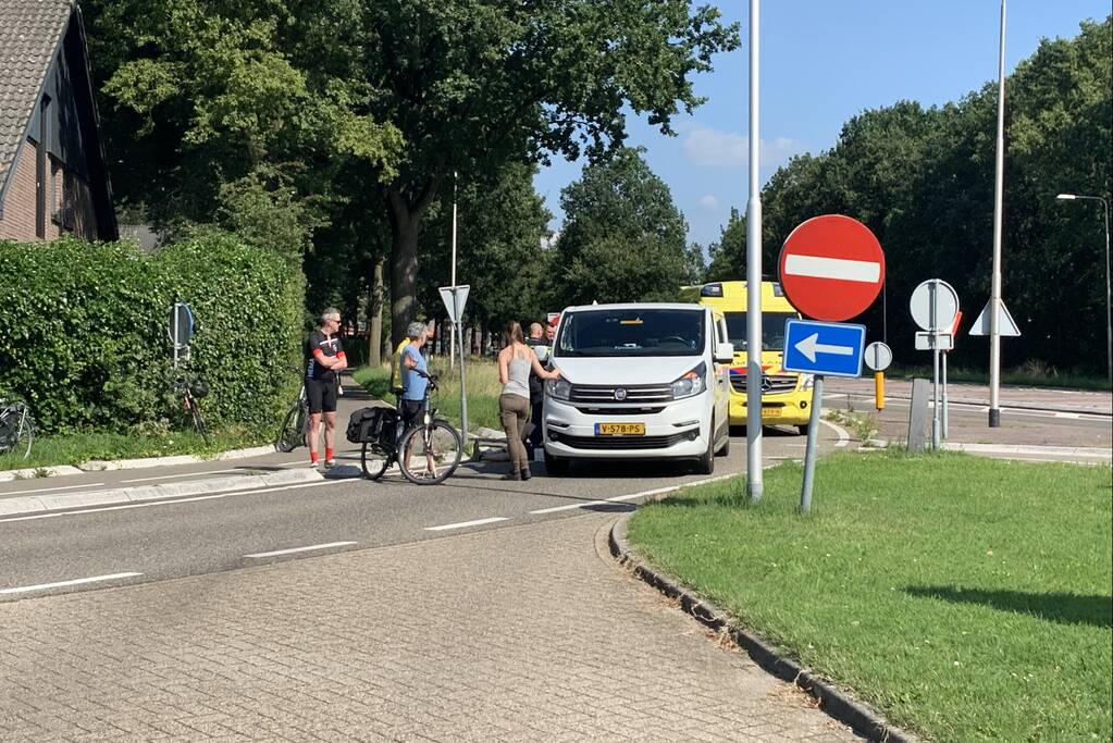 Fietsers op tandem gewond bij botsing met bestelbus