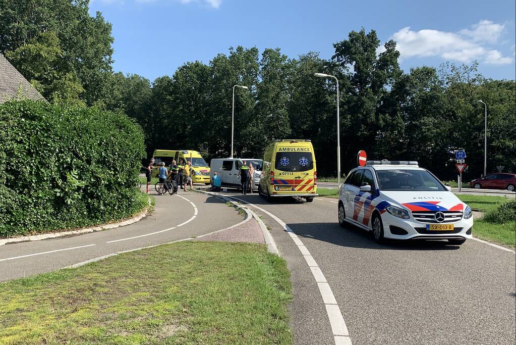 Fietsers op tandem gewond bij botsing met bestelbus