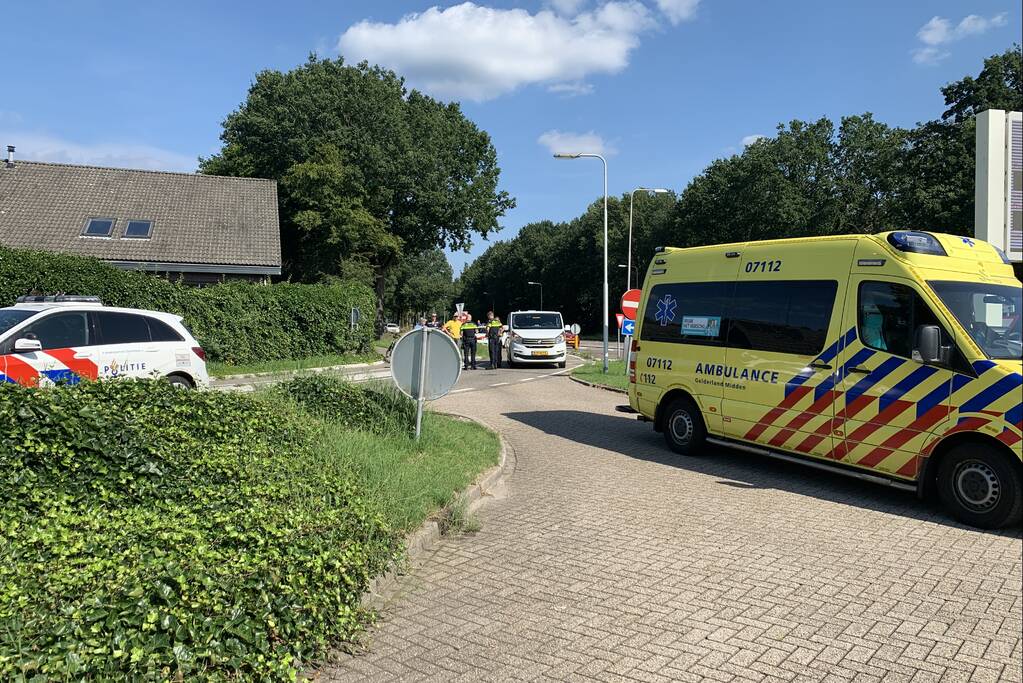 Fietsers op tandem gewond bij botsing met bestelbus