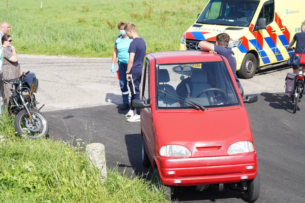 Bestuurder crossbrommer botst op geparkeerde auto