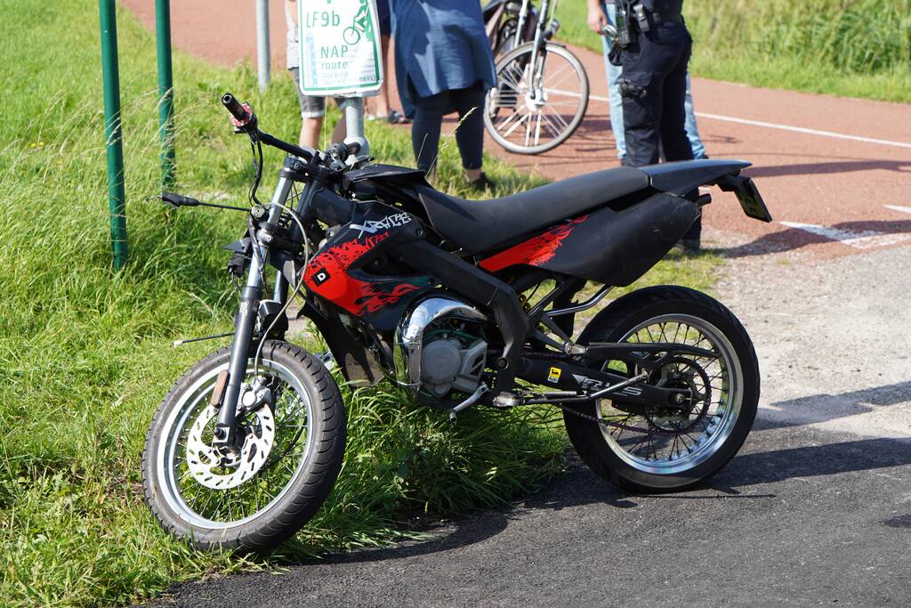 Bestuurder crossbrommer botst op geparkeerde auto