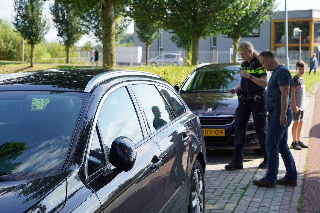 Bestuurder crossbrommer botst op geparkeerde auto