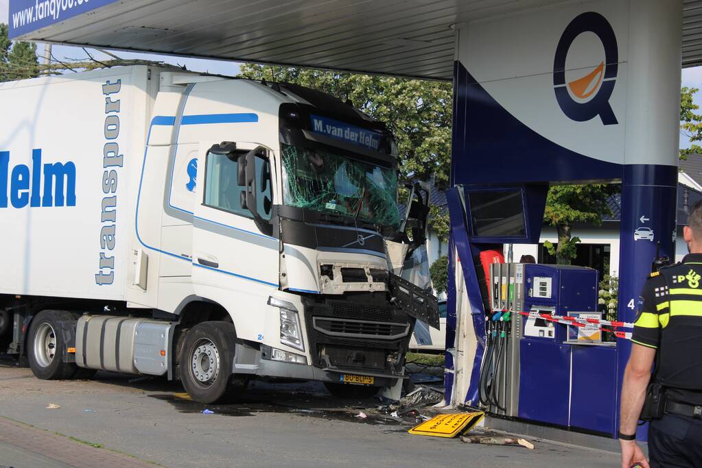 Vrachtwagen rijdt tankstation binnen
