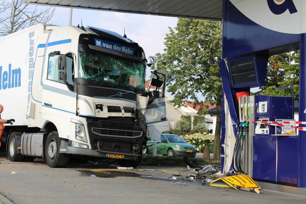 Vrachtwagen rijdt tankstation binnen