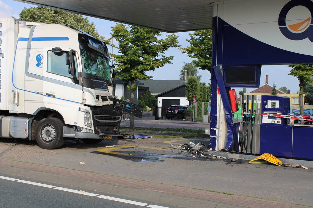 Vrachtwagen rijdt tankstation binnen