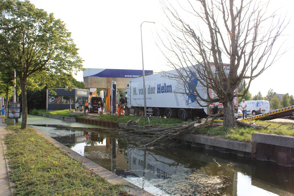 Vrachtwagen rijdt tankstation binnen