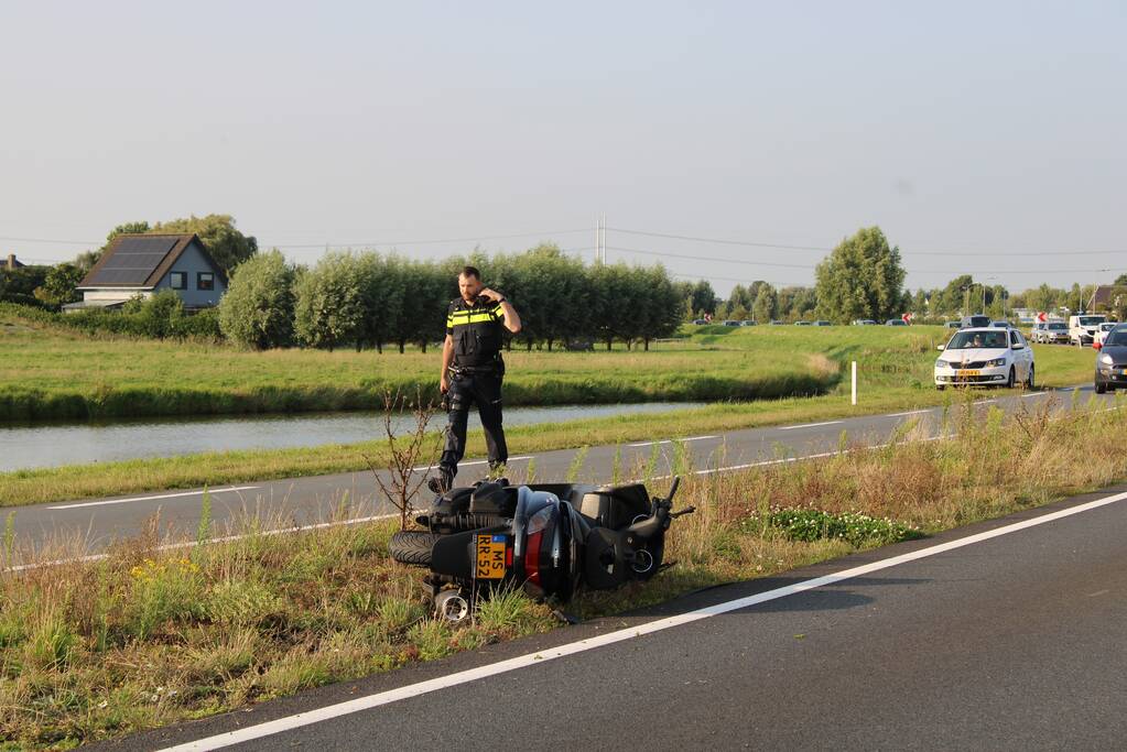 Bestuurder motorscooter gaat onderuit en raakt gewond