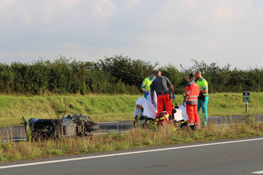 Bestuurder motorscooter gaat onderuit en raakt gewond