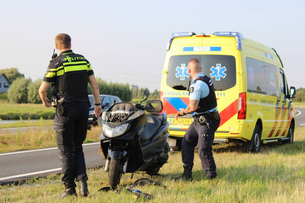 Bestuurder motorscooter gaat onderuit en raakt gewond