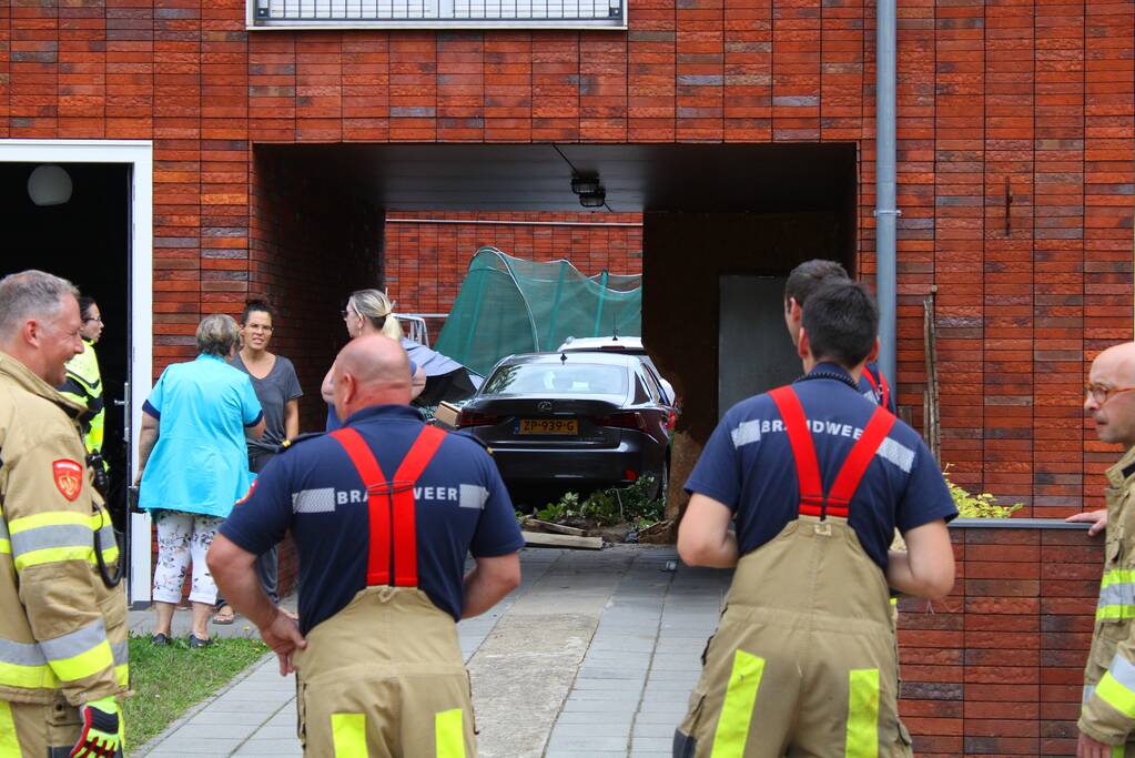 Auto achtertuin ingeschoten