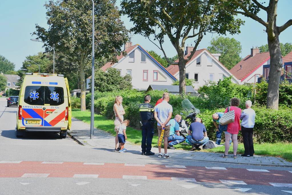 Jongen op scooter gewond bij aanrijding met auto
