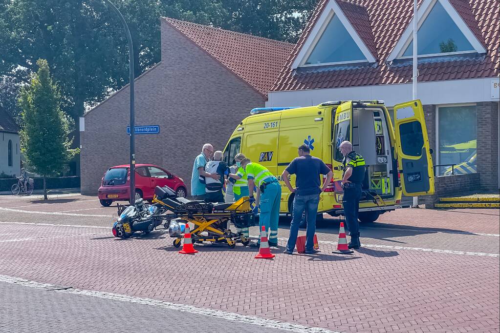 Motorrijder gewond bij botsing met auto