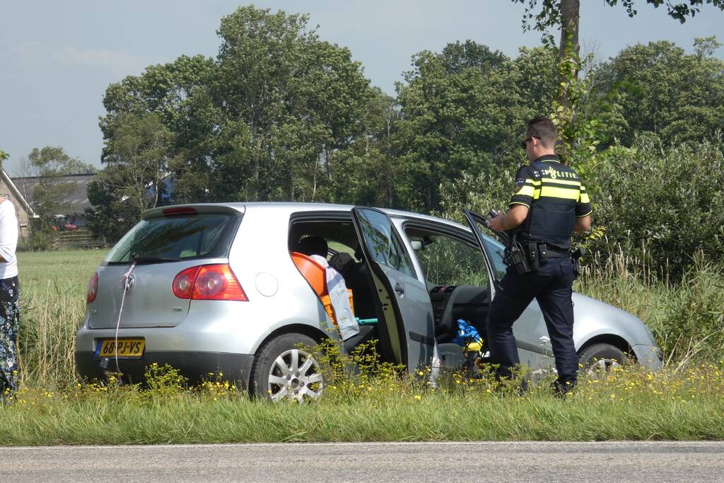 Automobilist raakt van de weg botst op boom