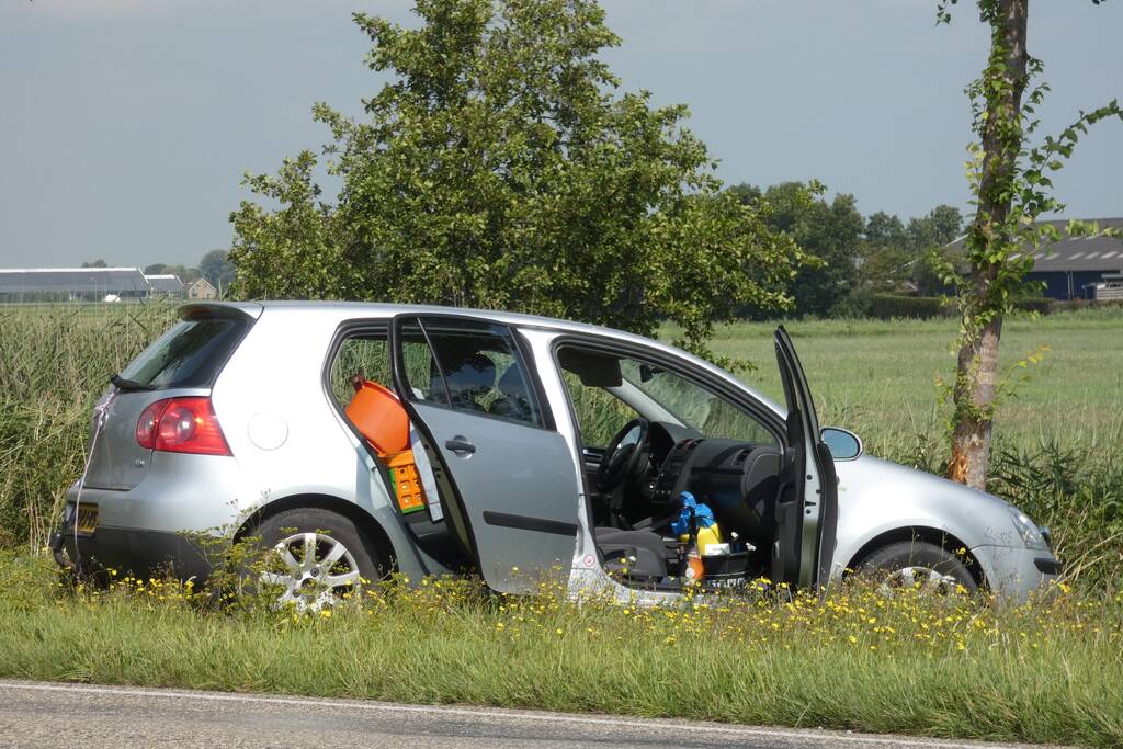 Automobilist raakt van de weg botst op boom