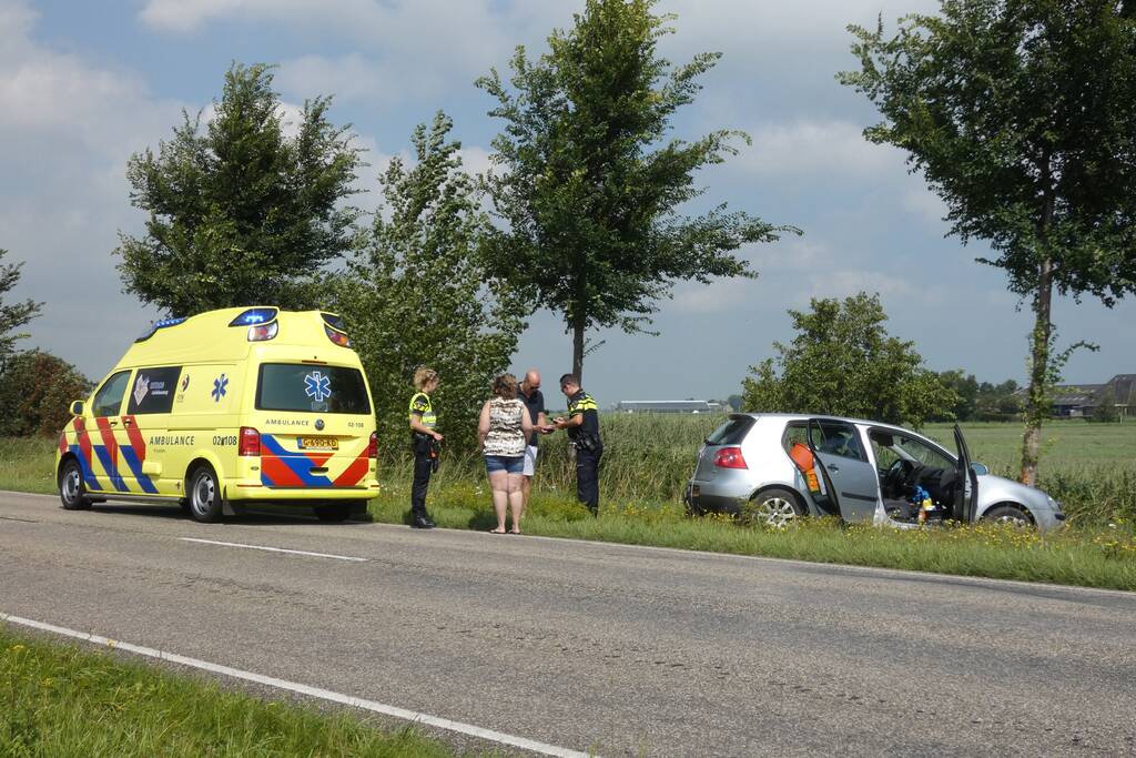 Automobilist raakt van de weg botst op boom