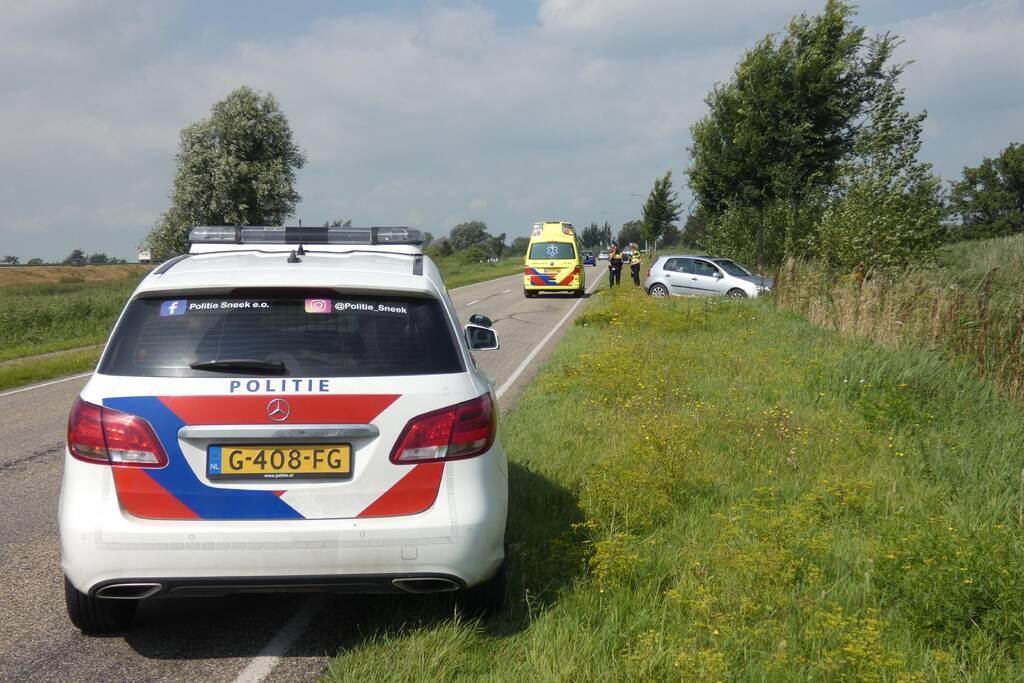 Automobilist raakt van de weg botst op boom