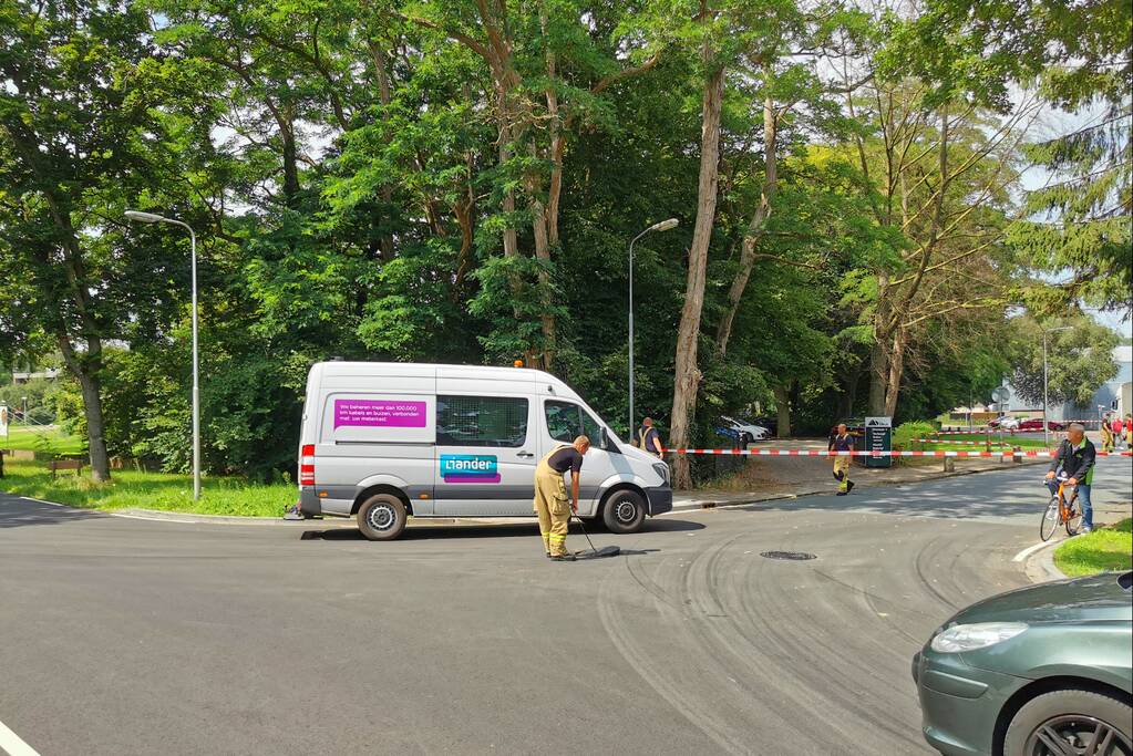 Straat afgezet na gaslucht uit riool