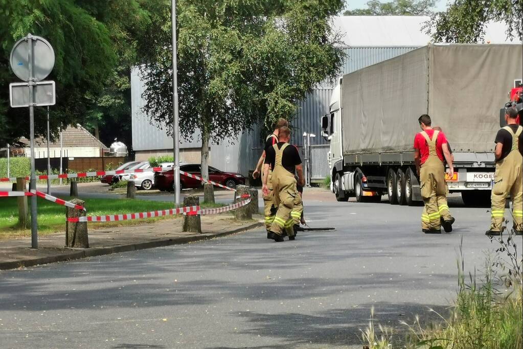 Straat afgezet na gaslucht uit riool