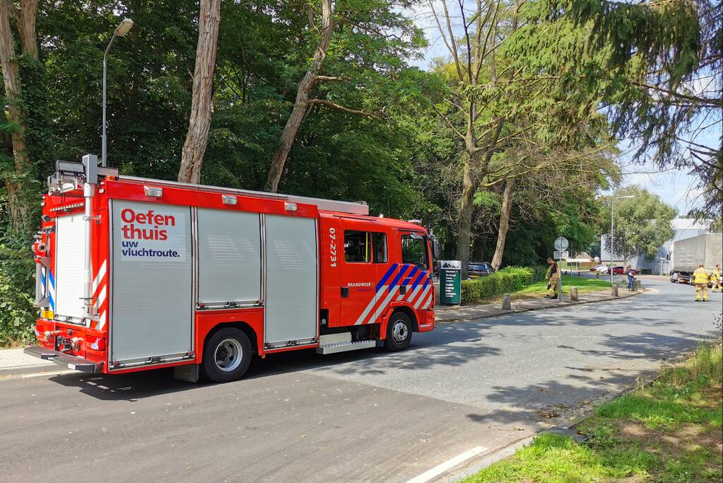 Straat afgezet na gaslucht uit riool