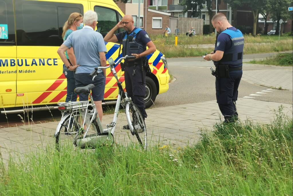 Fietser geschept door automobilist op rotonde
