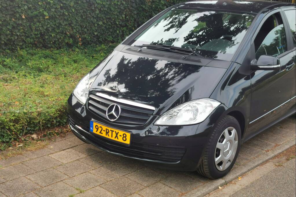 Fietser geschept door automobilist op rotonde