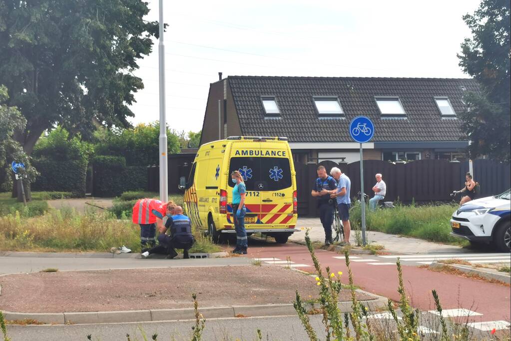 Fietser geschept door automobilist op rotonde