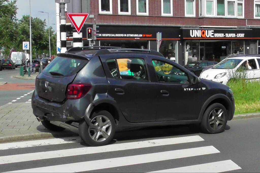 Flinke schade na botsing op kruising in Charlois