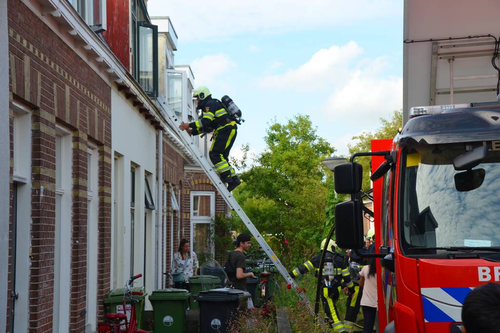Brand op dak van rijtjeswoning