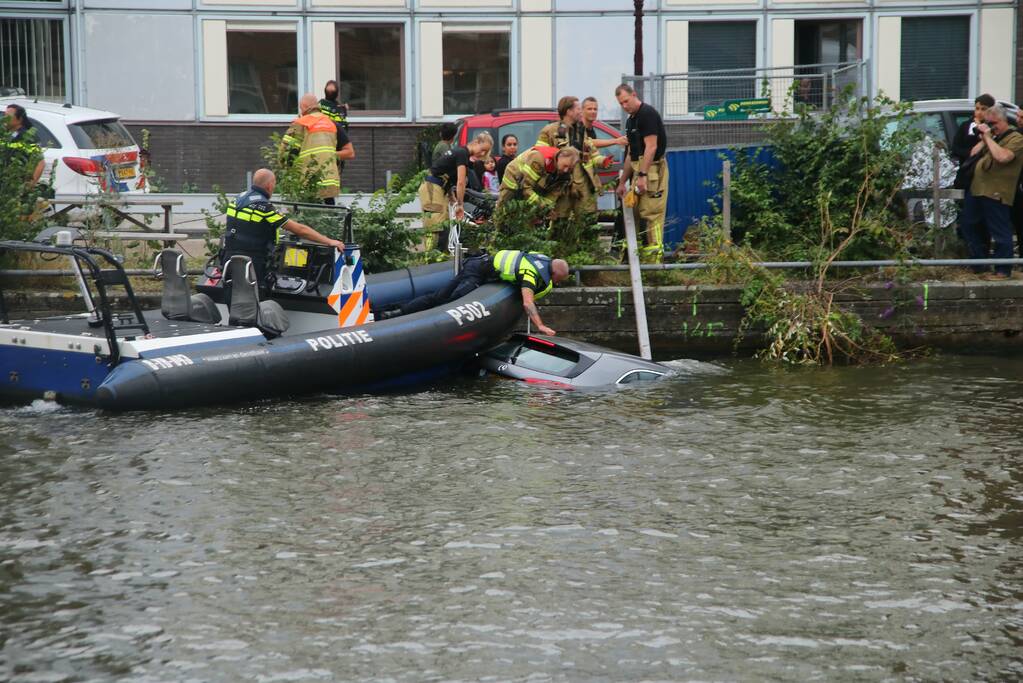 Personenauto verdwijnt onder water