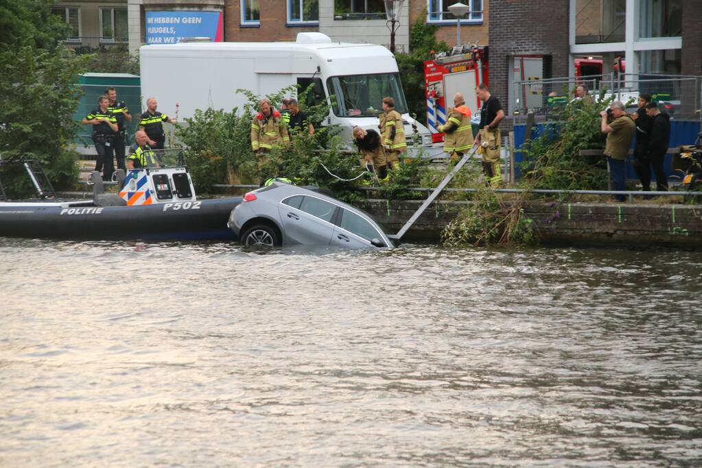 Personenauto verdwijnt onder water