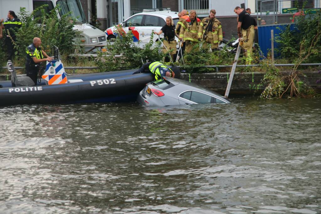 Personenauto verdwijnt onder water