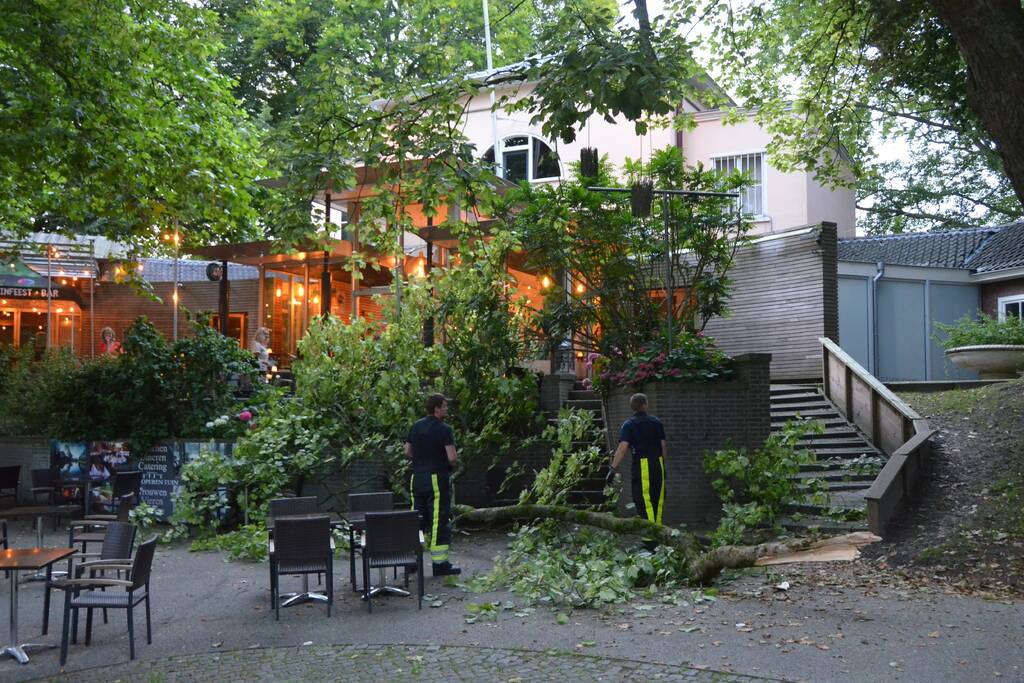 Grote tak breekt af en valt op terras