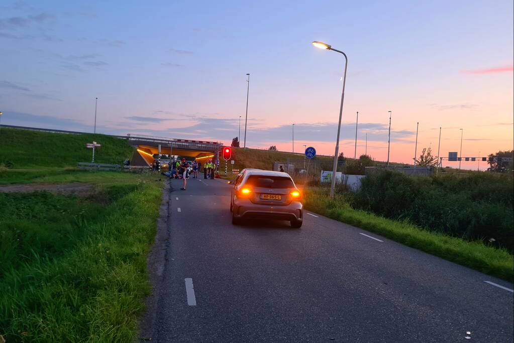 Twee opzittenden van scooter gewond bij aanrijding