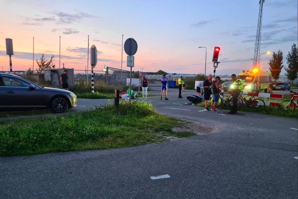 Twee opzittenden van scooter gewond bij aanrijding