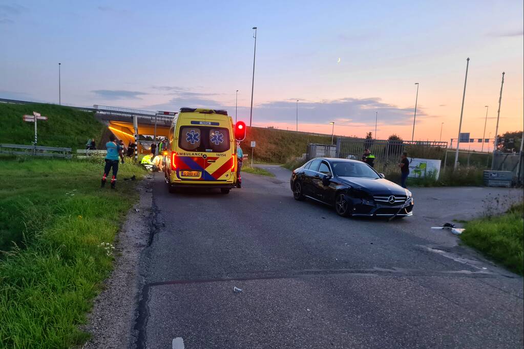 Twee opzittenden van scooter gewond bij aanrijding