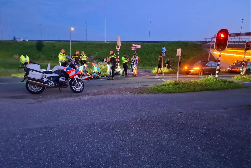 Twee opzittenden van scooter gewond bij aanrijding