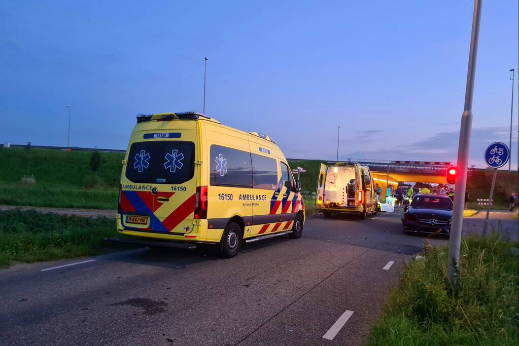 Twee opzittenden van scooter gewond bij aanrijding