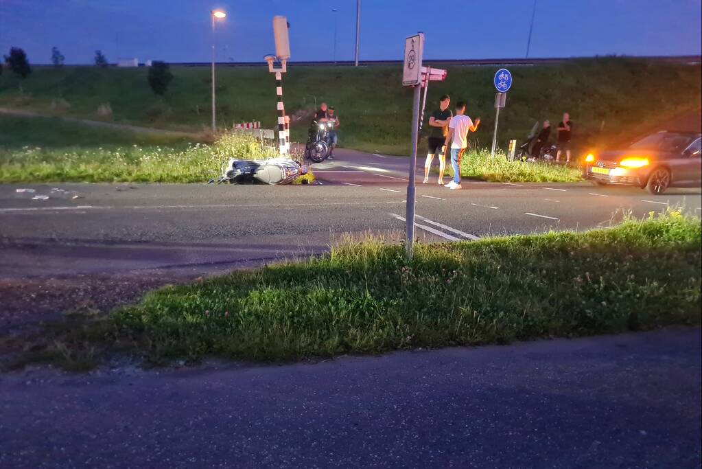 Twee opzittenden van scooter gewond bij aanrijding