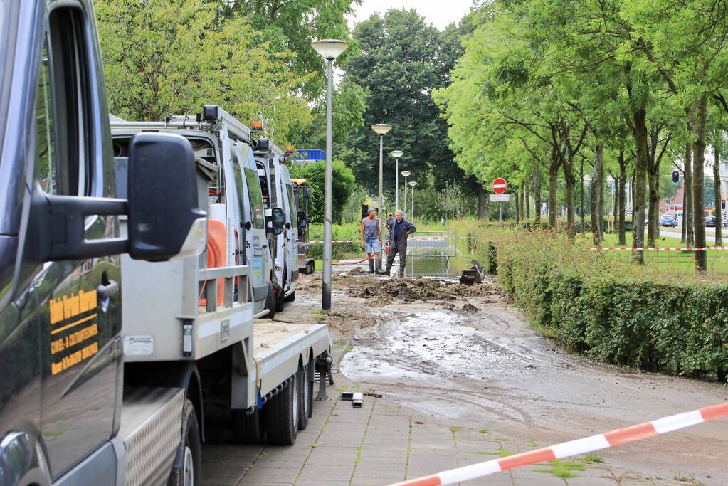 Sinkhole ontstaan bij waterleidingbreuk