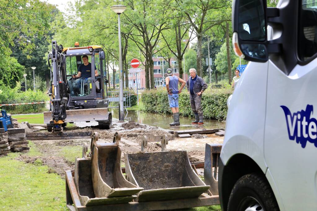 Sinkhole ontstaan bij waterleidingbreuk