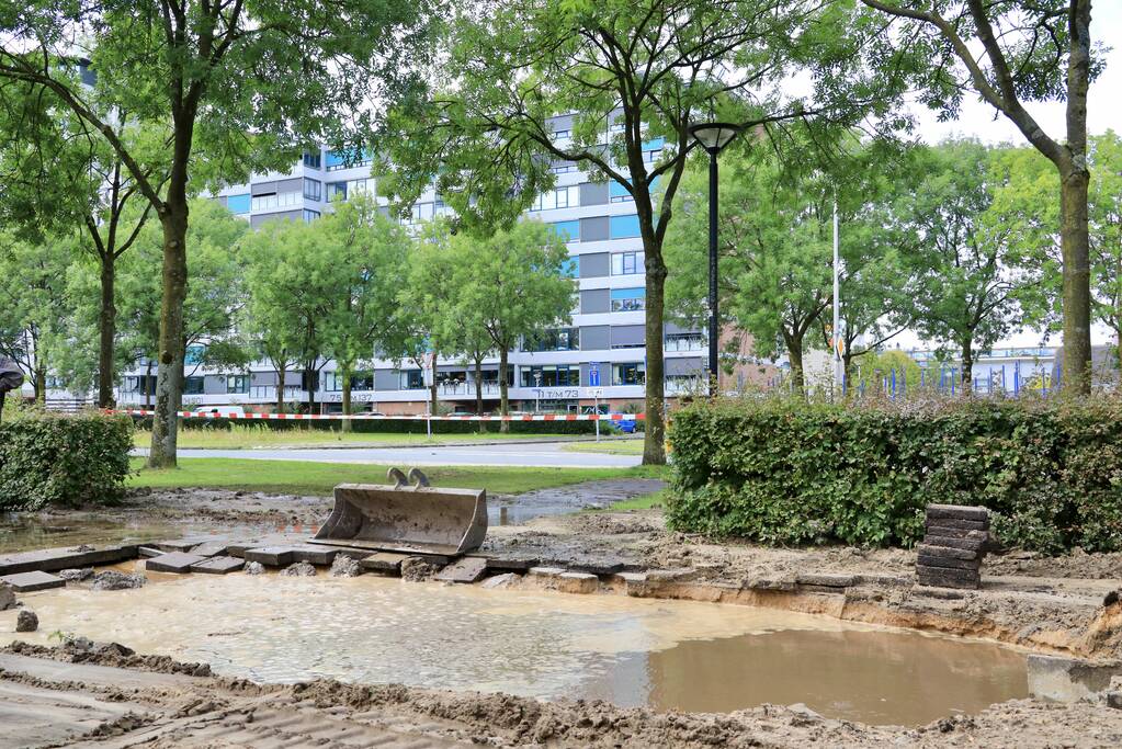 Sinkhole ontstaan bij waterleidingbreuk