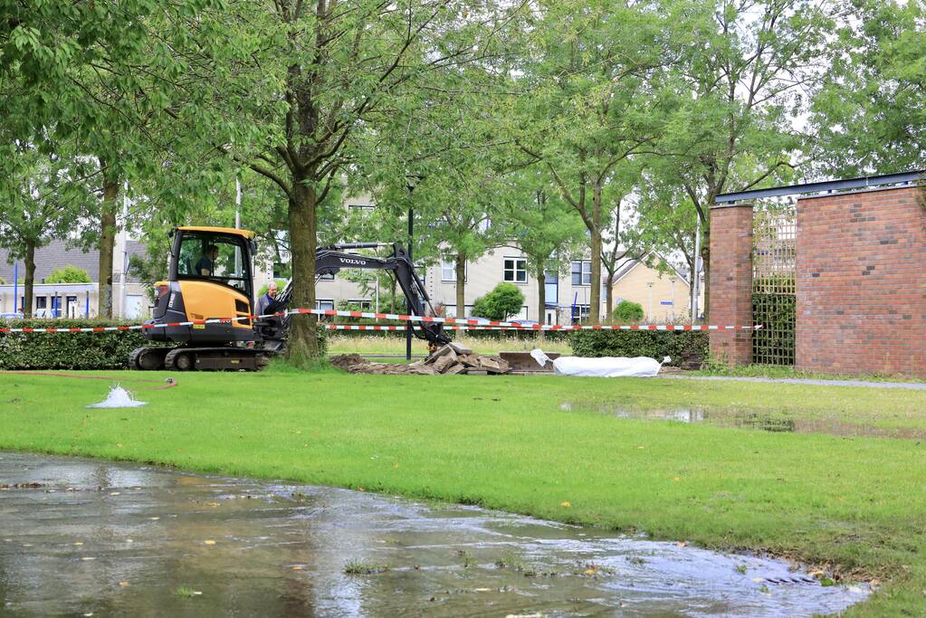Sinkhole ontstaan bij waterleidingbreuk