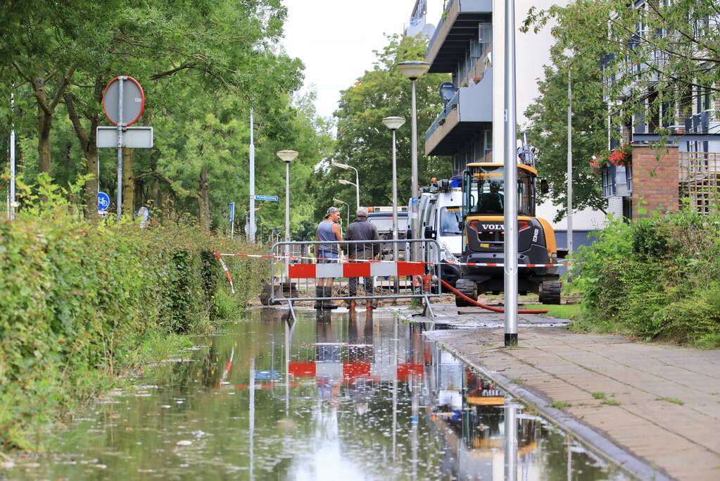 Sinkhole ontstaan bij waterleidingbreuk