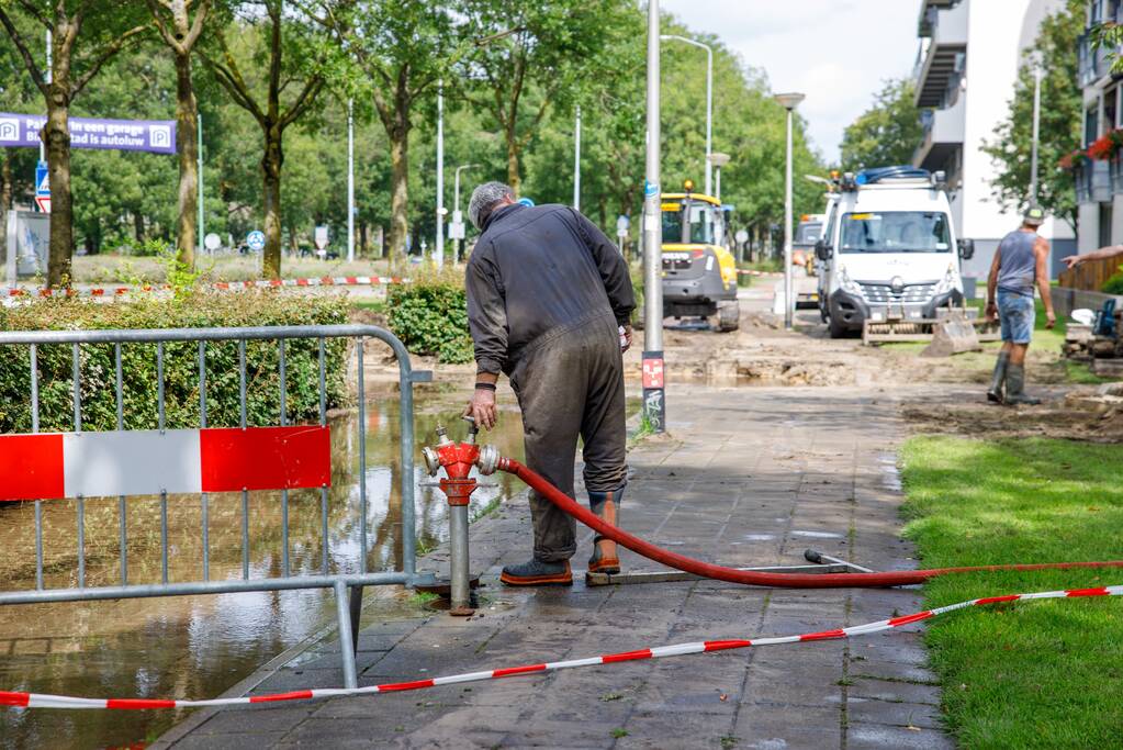 Sinkhole ontstaan bij waterleidingbreuk