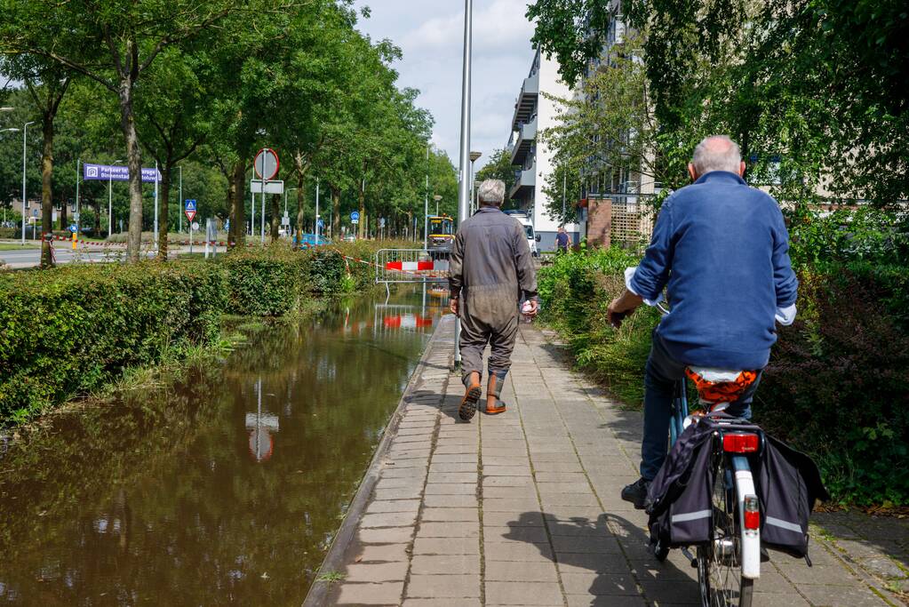 Sinkhole ontstaan bij waterleidingbreuk
